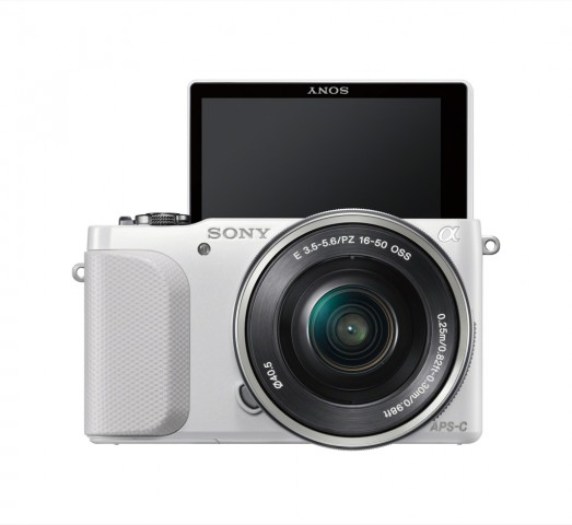 Sony NEX-3N mit aufgeklapptem Display (Bild: Sony)